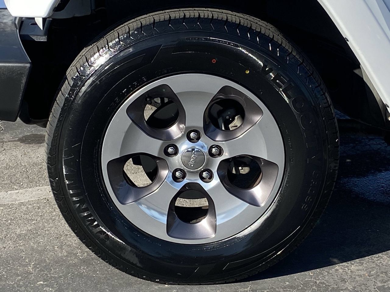 Used 2018 Jeep Wrangler Unlimited Sahara AWD/4WD image 8