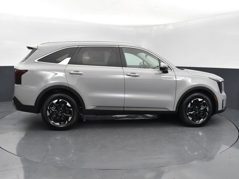 Used 2025 Kia Sorento S w/ Panoramic Sunroof Package image 8
