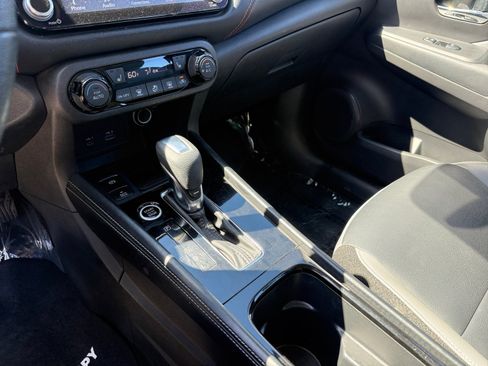 Used 2023 Nissan Kicks SR w/ SR Premium Package FWD image 13