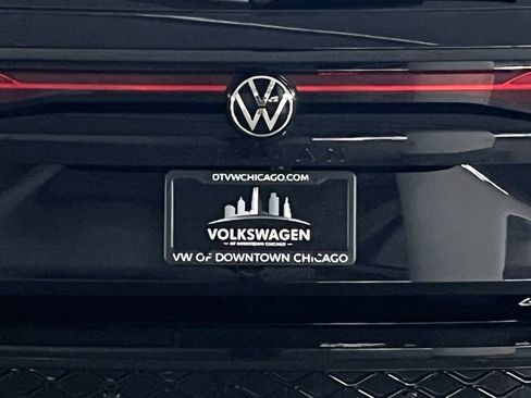 Used 2025 Volkswagen Tiguan SE R-Line image 33