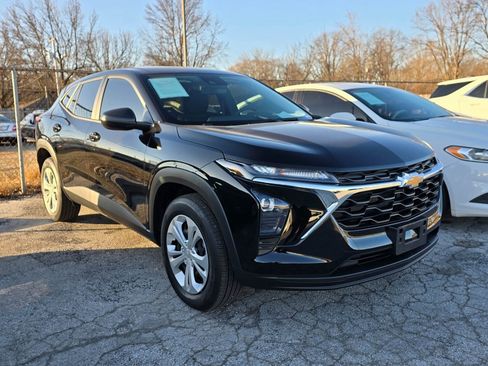 Used 2025 Chevrolet Trax LS w/ Driver Confidence Package image 1