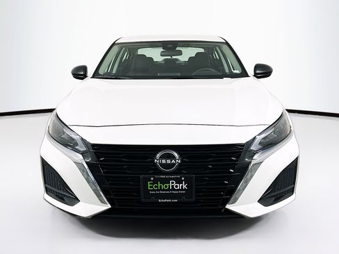 Used 2025 Nissan Altima 2.5 SV FWD image 2