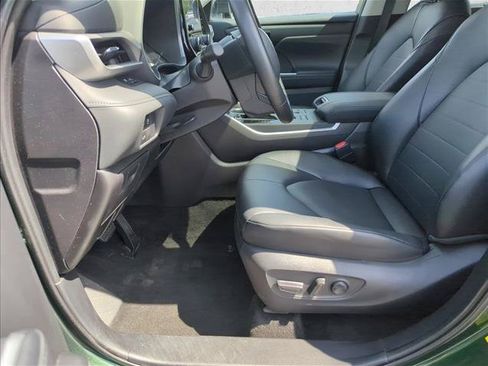 Used 2025 Toyota Highlander XLE AWD/4WD image 13