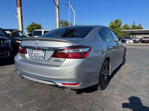Used 2017 Honda Accord Touring image 3