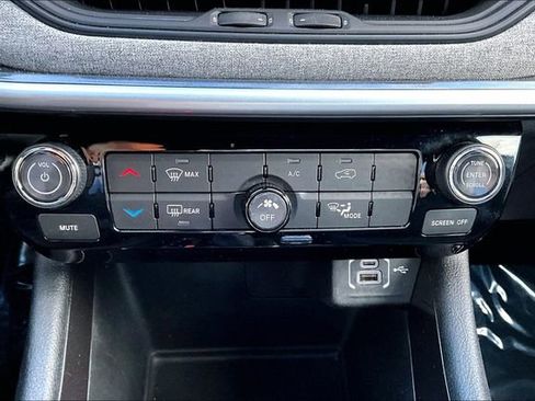 Used 2024 Jeep Compass Latitude image 14