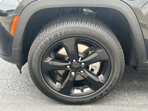 Used 2023 Jeep Grand Cherokee L Laredo image 11