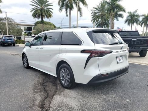 Used 2024 Toyota Sienna XLE image 3