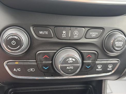 Used 2022 Jeep Cherokee Trailhawk AWD/4WD image 20