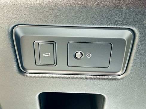 New 2025 Land Rover Discovery Dynamic SE image 28