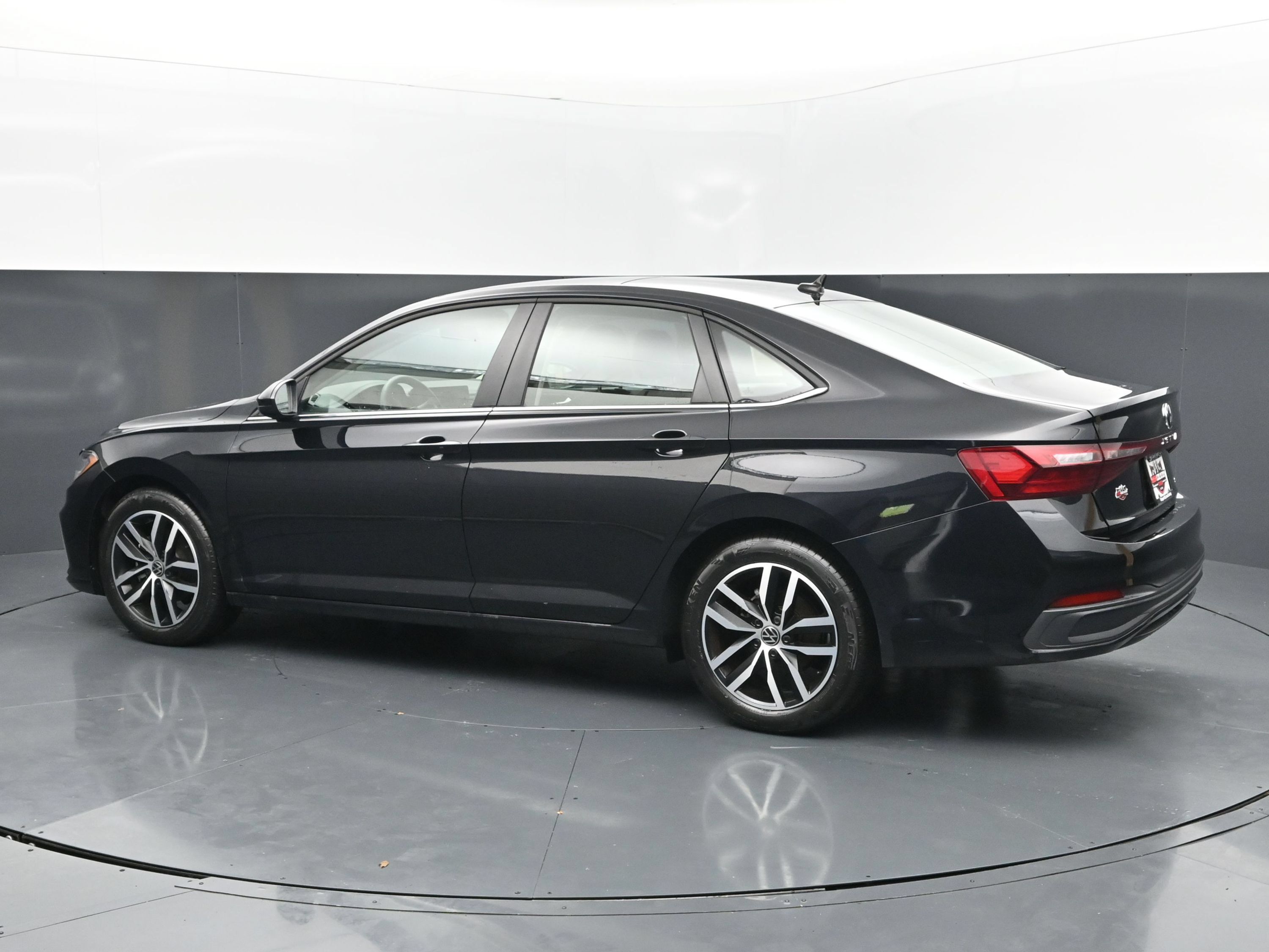 Used 2026 Volkswagen Jetta SE FWD image 3