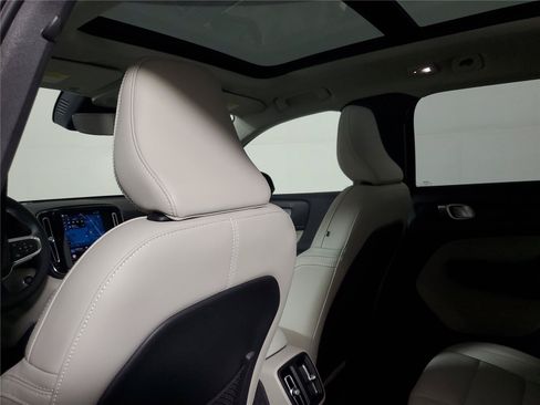 Certified 2025 Volvo XC40 B5 Plus AWD/4WD image 10