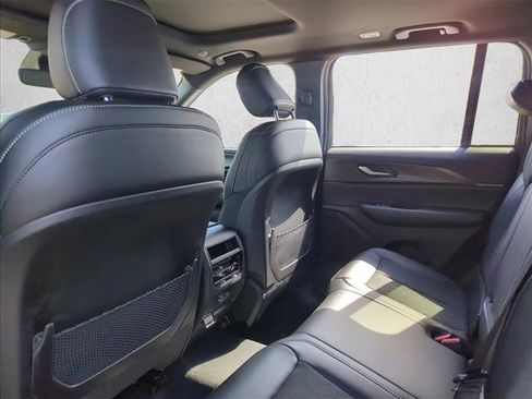 New 2025 Jeep Grand Cherokee Altitude image 18