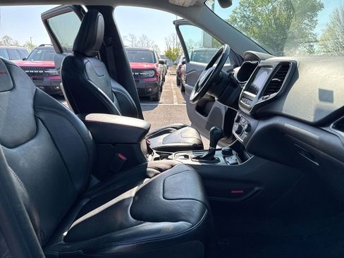 Used 2019 Jeep Cherokee Trailhawk image 23