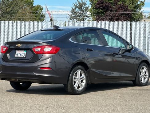 Used 2017 Chevrolet Cruze LT FWD image 3