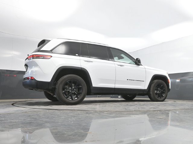 Used 2025 Jeep Grand Cherokee Altitude AWD/4WD image 45