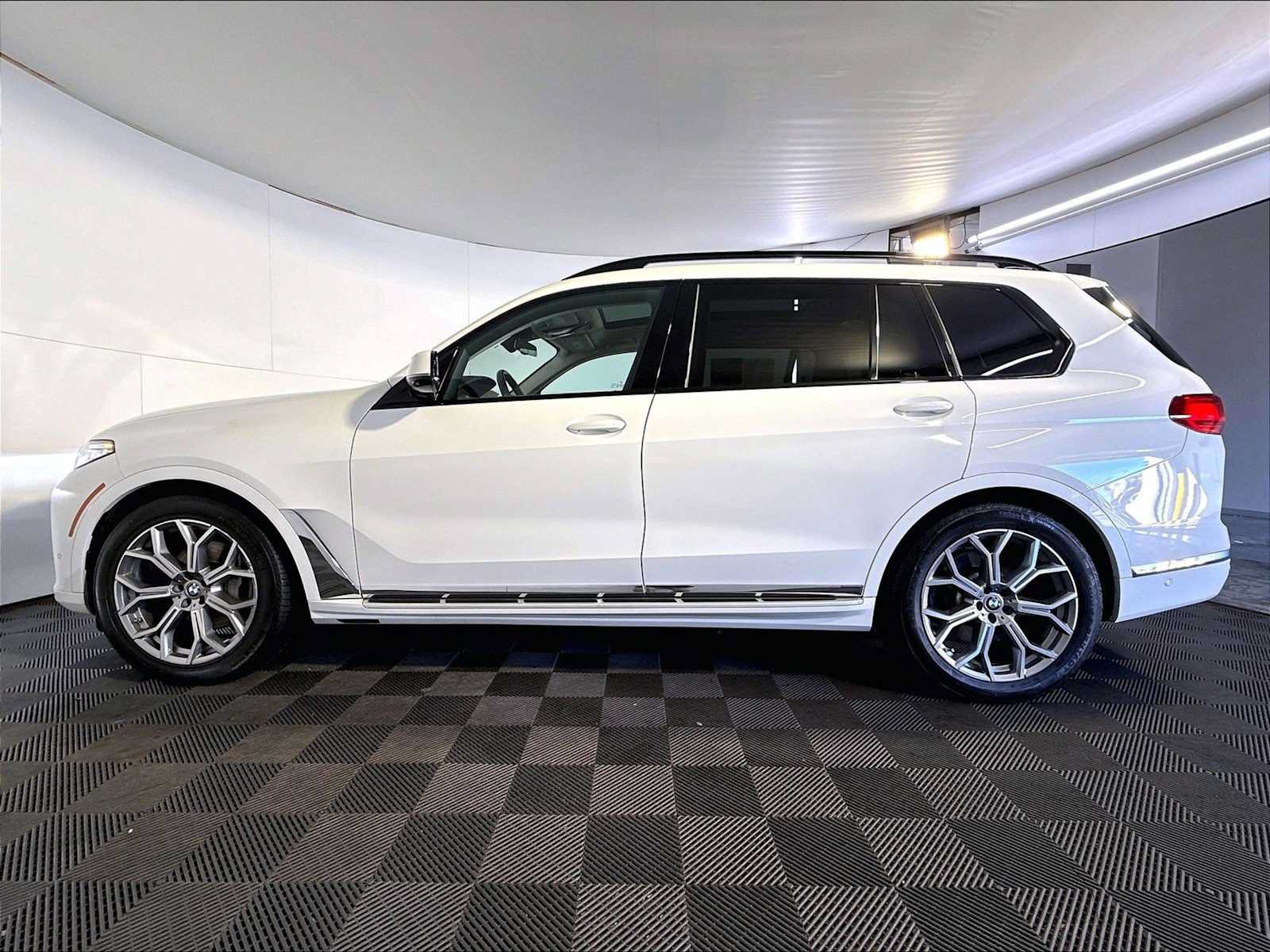Used 2022 BMW X7 xDrive40i w/ Premium Package AWD/4WD image 2