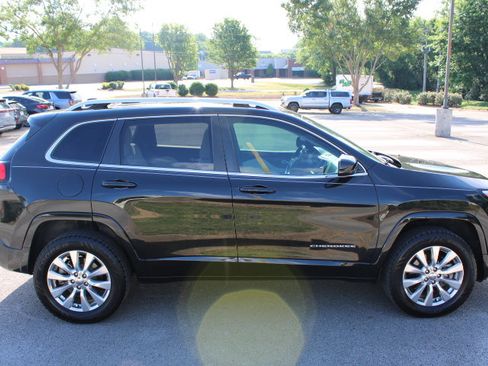 Used 2016 Jeep Cherokee Overland w/ Technology Group AWD/4WD image 6