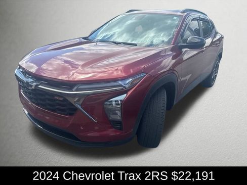 Used 2024 Chevrolet Trax RS w/ Sunroof Package FWD image 3