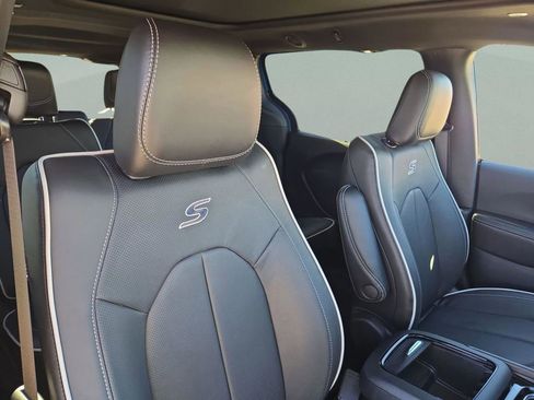 New 2026 Chrysler Pacifica Limited image 31