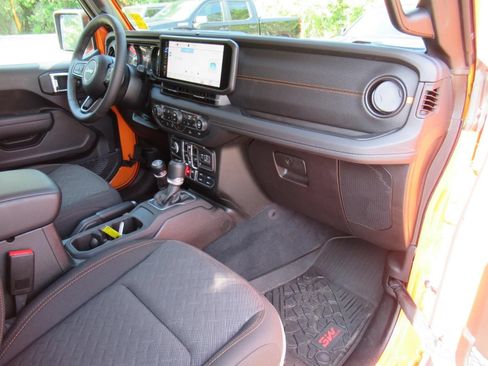 Certified 2025 Jeep Gladiator Mojave w/ Convenience Group AWD/4WD image 12