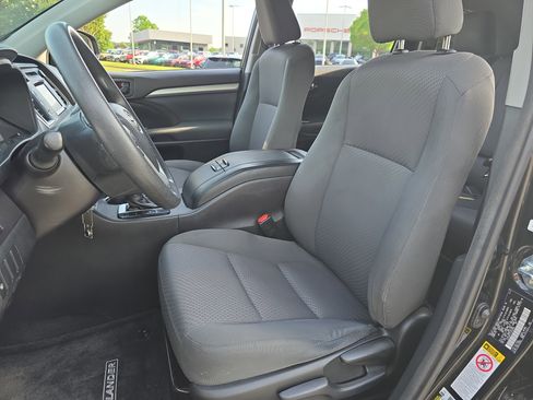 Used 2018 Toyota Highlander LE FWD image 16