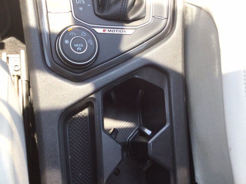 Used 2018 Volkswagen Tiguan SEL AWD/4WD image 36