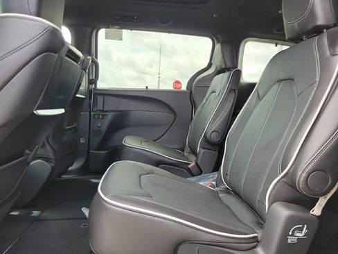 New 2026 Chrysler Pacifica Limited image 8