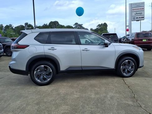 Used 2025 Nissan Rogue SV FWD image 2