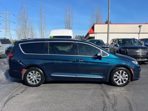 Used 2023 Chrysler Pacifica Pinnacle FWD image 6