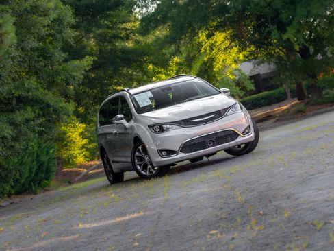 Used 2017 Chrysler Pacifica Limited FWD image 20