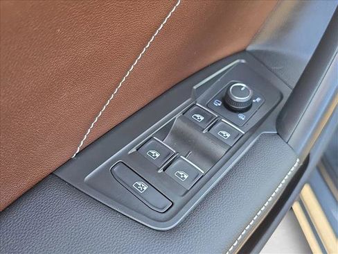 Used 2024 Volkswagen Tiguan SEL R-Line image 8