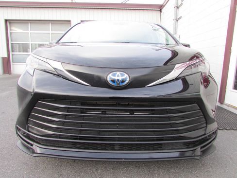 Used 2024 Toyota Sienna LE image 2
