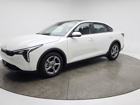 Used 2025 Kia K4 LXS image 3
