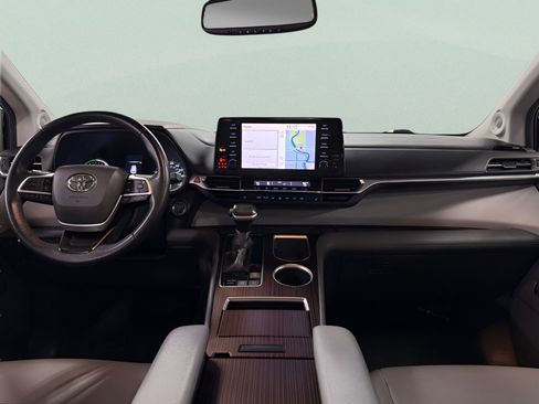 Used 2021 Toyota Sienna XLE image 10