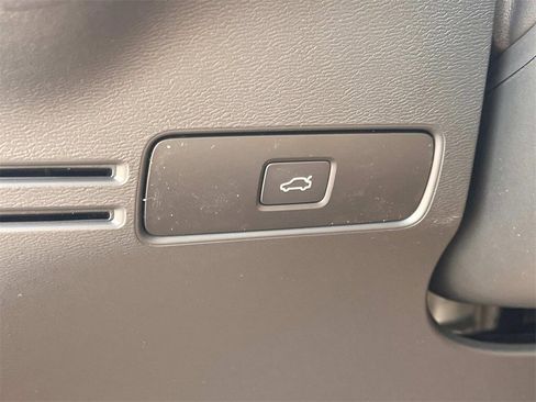 Used 2025 Volvo XC40 B5 Plus image 28