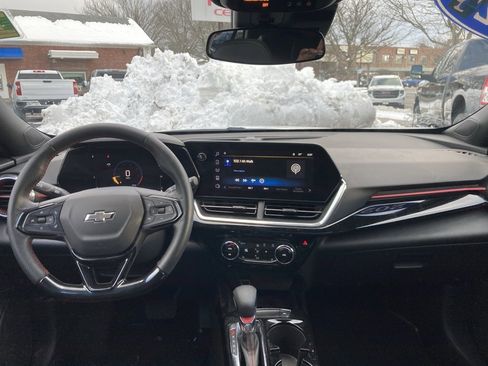 Used 2025 Chevrolet Trax RS w/ Sunroof Package image 12