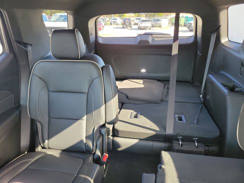 Used 2023 Chevrolet Traverse Premier image 14
