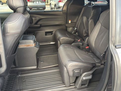 Certified 2025 Toyota Sienna Platinum FWD image 11