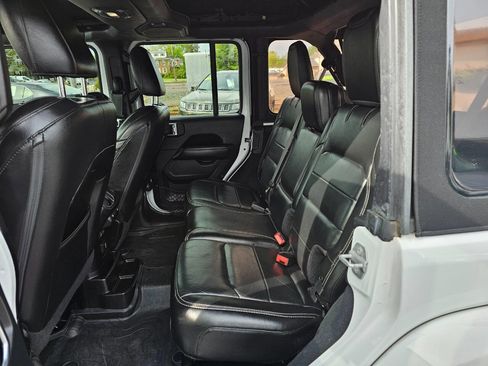 Used 2018 Jeep Wrangler Unlimited Sahara AWD/4WD image 10