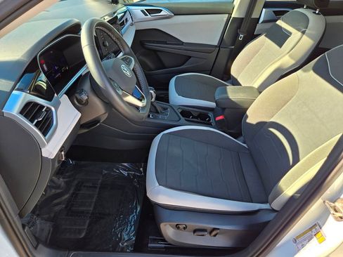 Certified 2025 Volkswagen Taos SE w/ Panoramic Sunroof Package FWD image 8