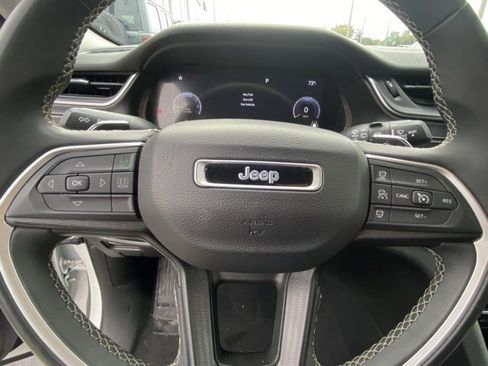 Used 2023 Jeep Grand Cherokee L Laredo image 15