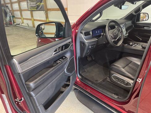 Used 2023 Jeep Wagoneer Series III w/ Preferred Equipment Group image 10