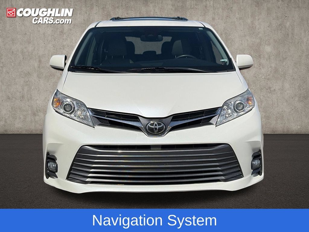 Used 2018 Toyota Sienna XLE Premium w/ Carpet Mat Package FWD image 3