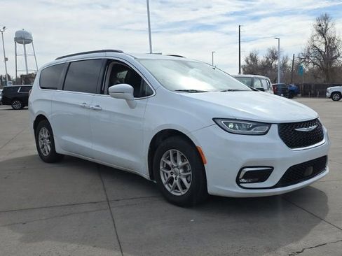 Used 2022 Chrysler Pacifica Touring-L image 3