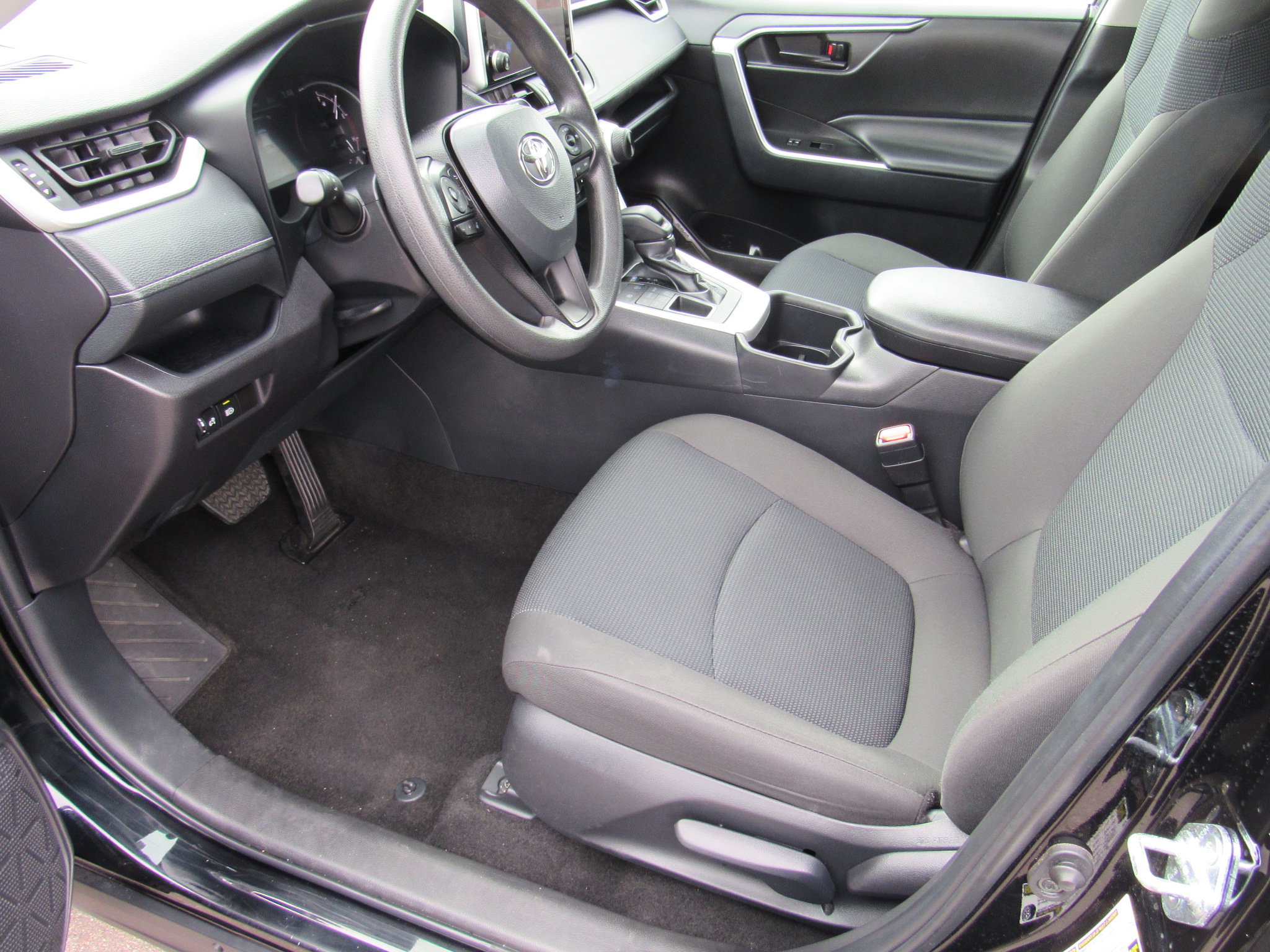 Used 2025 Toyota RAV4 LE AWD/4WD image 14