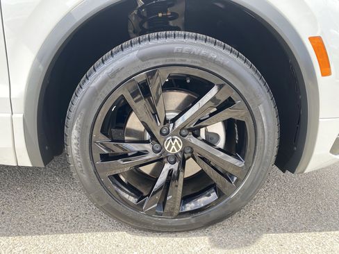 Certified 2023 Volkswagen Tiguan SE R-Line FWD image 11