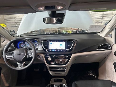 Used 2024 Chrysler Pacifica Touring-L FWD image 19