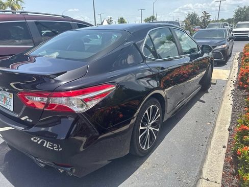 Used 2018 Toyota Camry SE w/ Moonroof Package FWD image 4