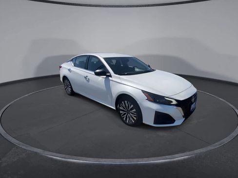 Used 2024 Nissan Altima 2.5 SV FWD image 4