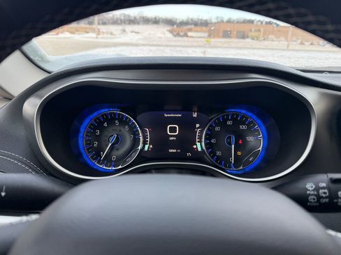 Used 2022 Chrysler Pacifica Touring-L image 24